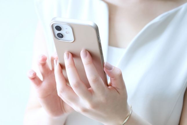 WEB予約する女性